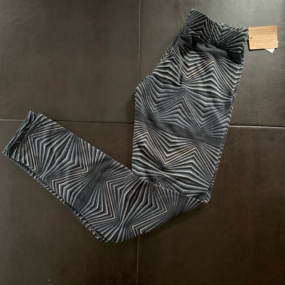 Threads 4 Thought leggings size L